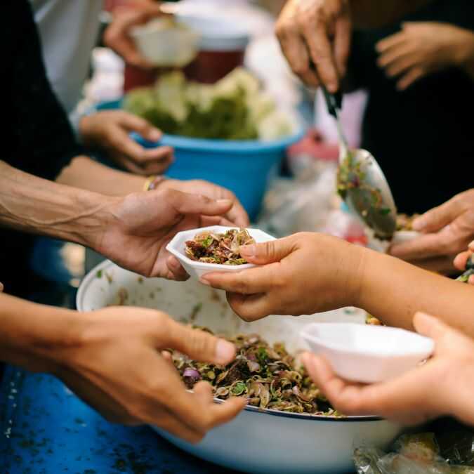 Sharing food to homeless